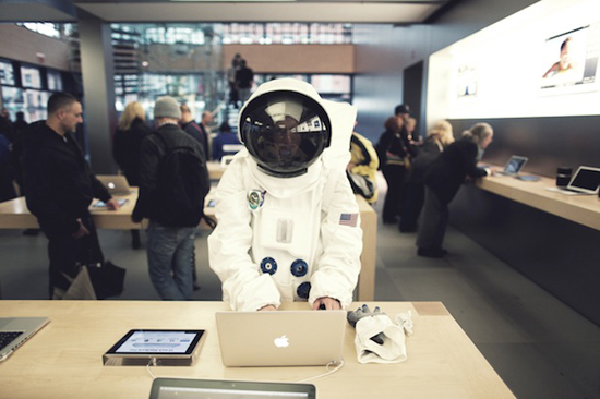 Astronauta en la Apple Store