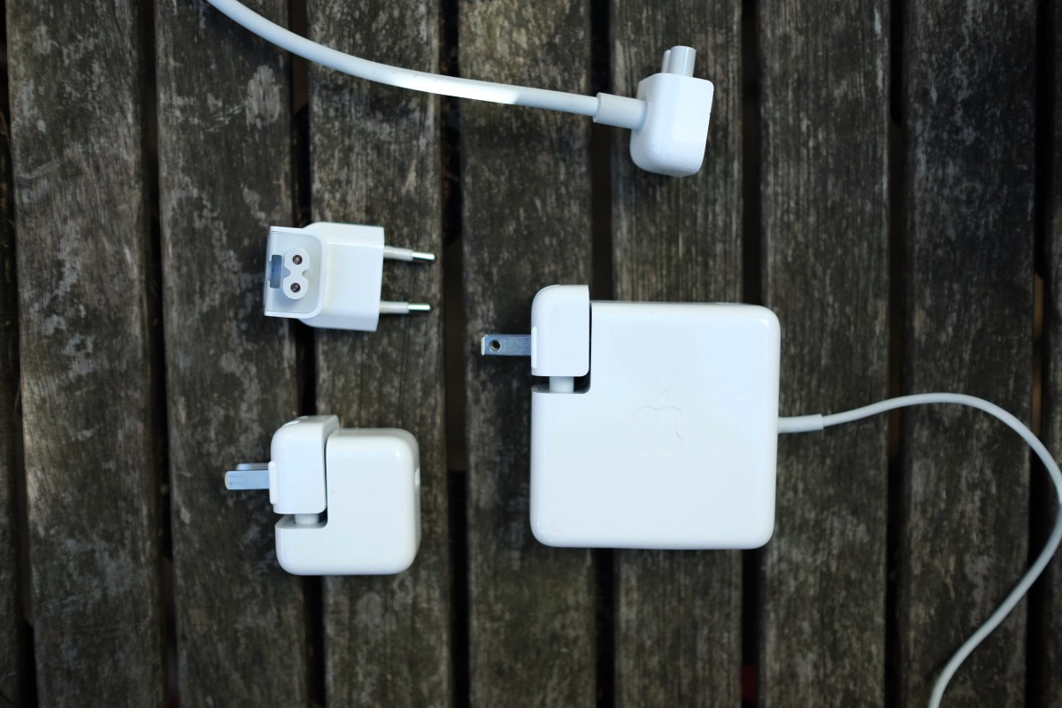 Cargador de Apple con adaptadores