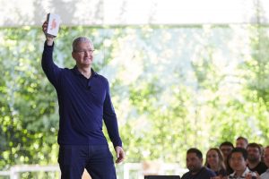 Tim Cook mil millones de iPhones