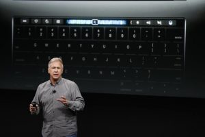 Phil Schiller presentando la Touch Bar del MacBook Pro